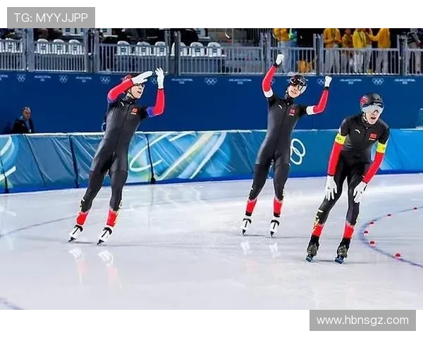 中国速滑男团追逐夺银豪情绽放